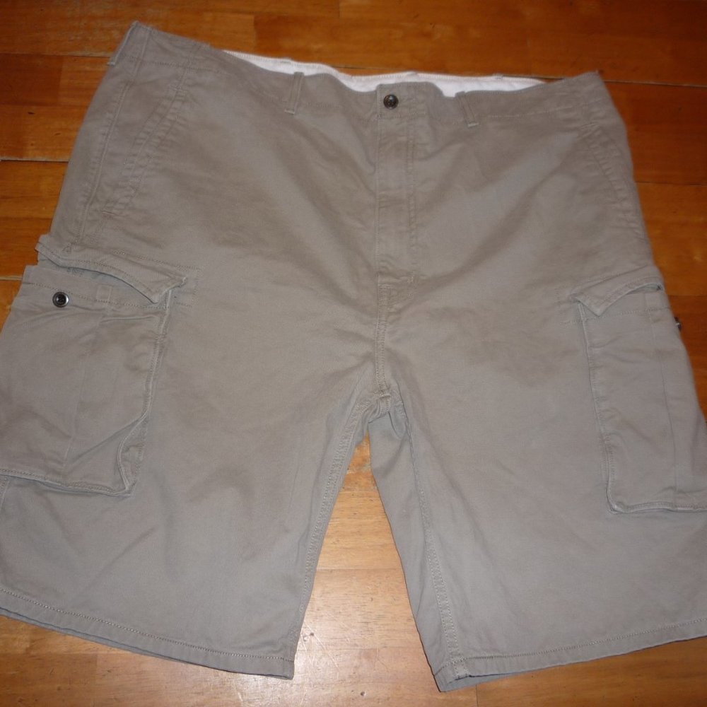 LEVIS KHAKI CARGO SHORT MEN SZ 44 NEVER WORN